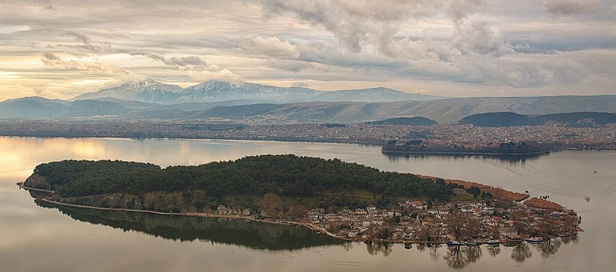 Janinë, qytet me arkitekturë unike dhe atmosferë romantike